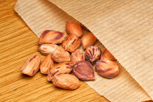 Frø af Jordnød (Arachis hypogaea) i lille papirspose