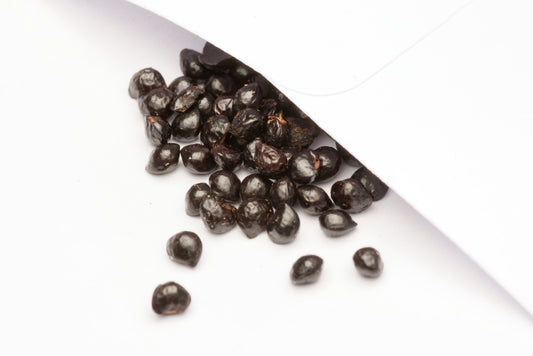 De små sorte frø af Indisk pebertræ (Zanthoxylum rhetsa)