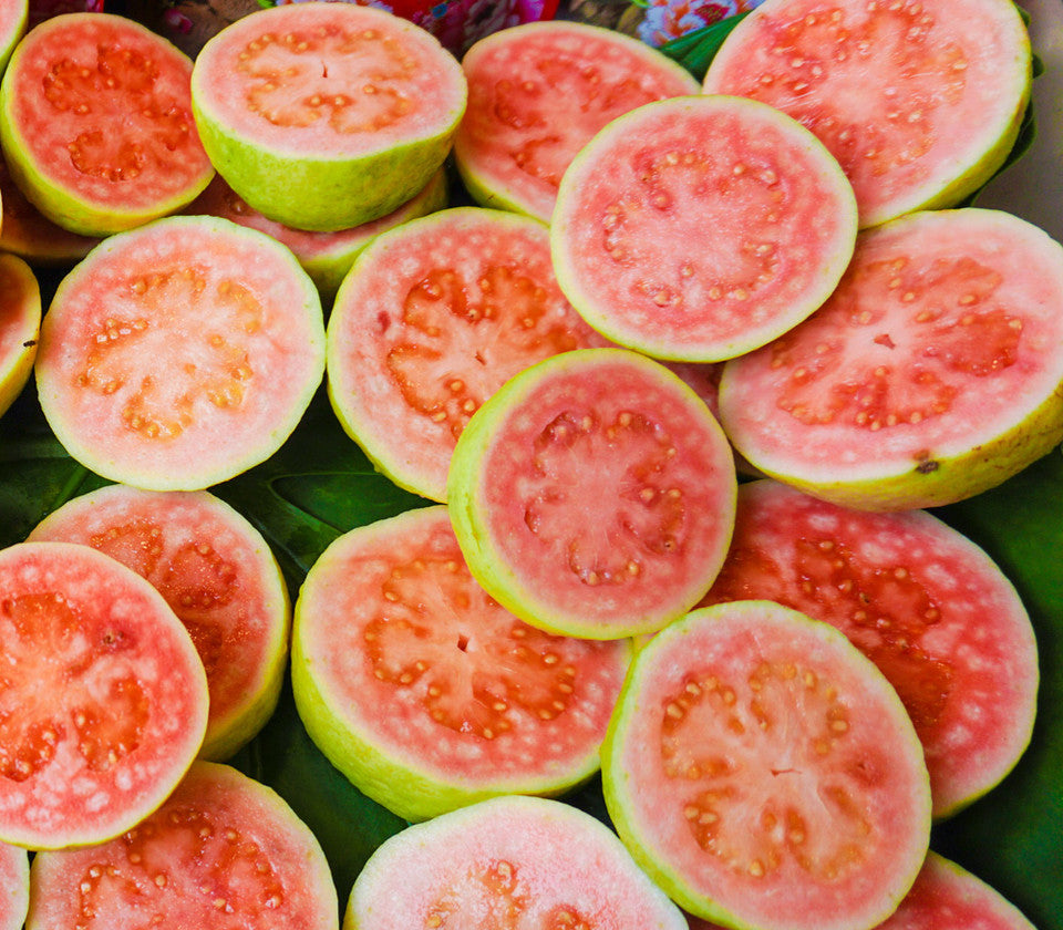 Overskårne frugter af Rød Guava (Psidium guajava "Colombian red")