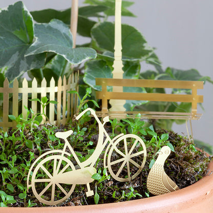 Nærbillede af cykel mm fra Mini Cykeleventyr DIY i messing