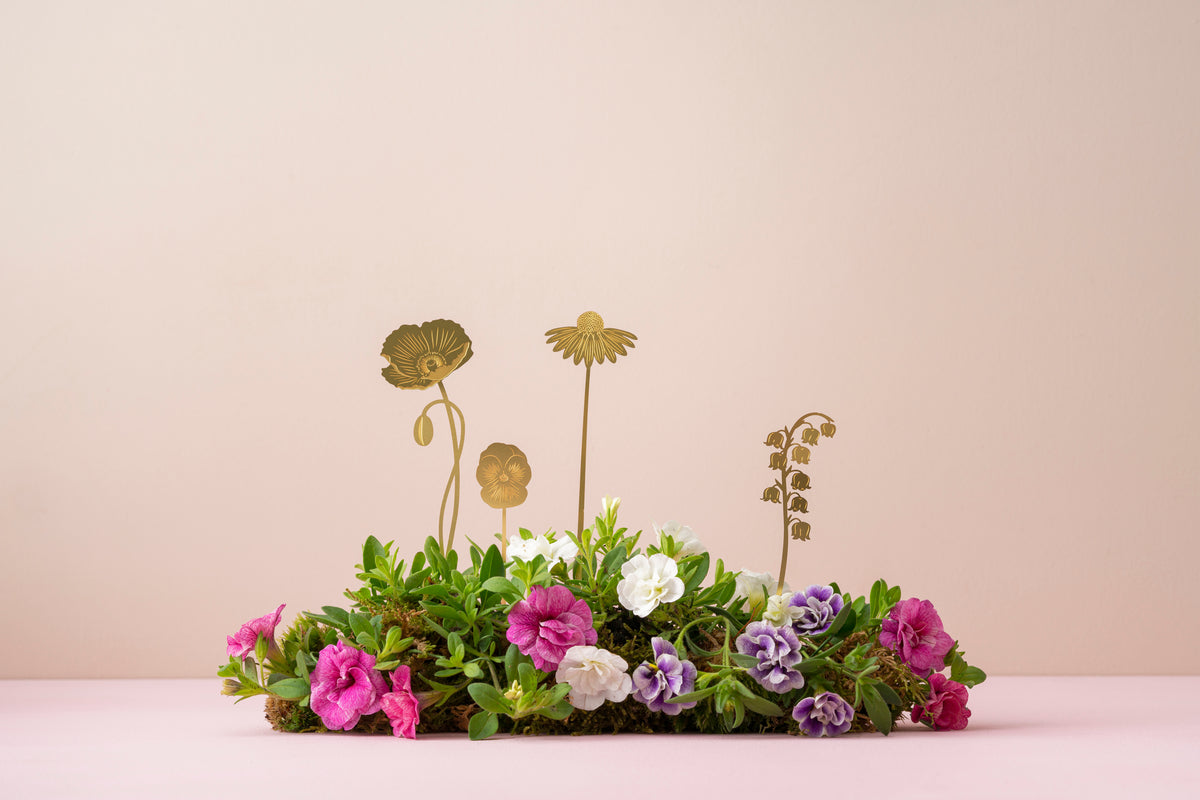 Messingefigurer af vilde blomster
