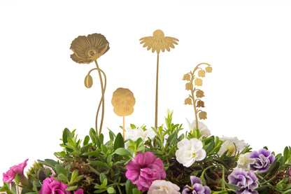 Fin lille samling af blomster i messing som planteudsmykning