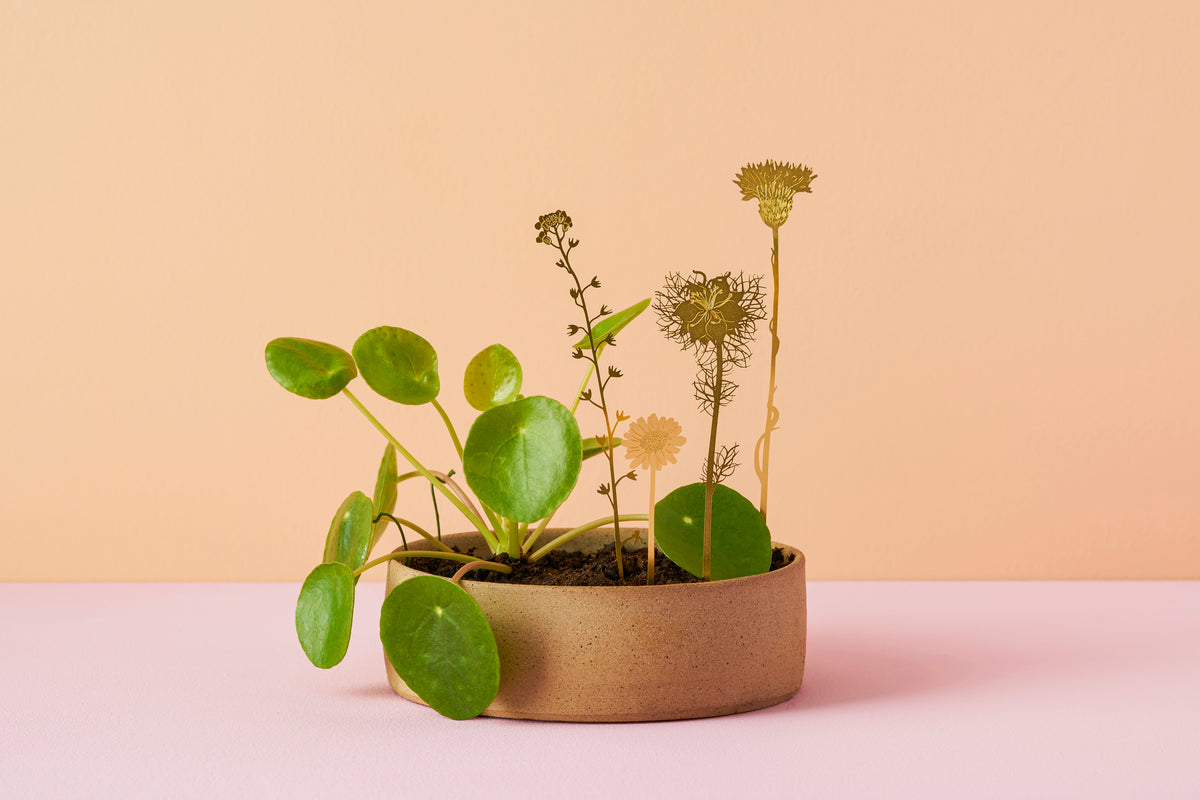 Buket af små vilde blomster lavet i messing